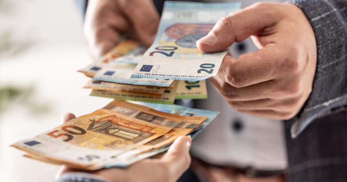 Una persona recibiendo un préstamo de dinero