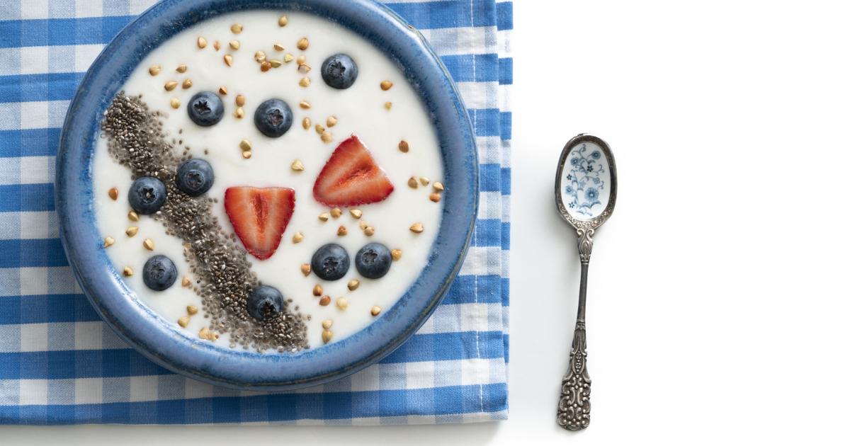 Un tazón de kéfir con fresas y semillas de chía.