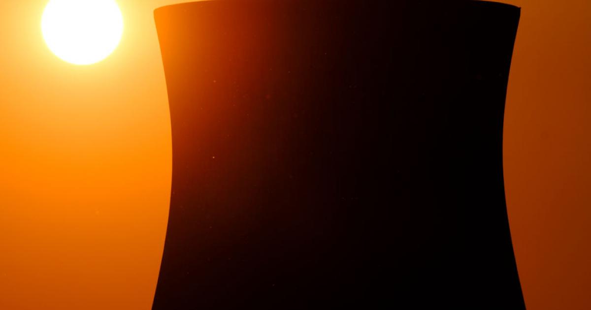 Imagen de archivo de una chimenea de una central nuclear.