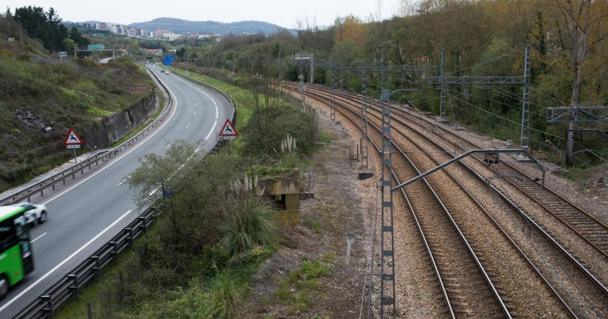 Vías del tren en Asturias, con Oviedo al fondo.