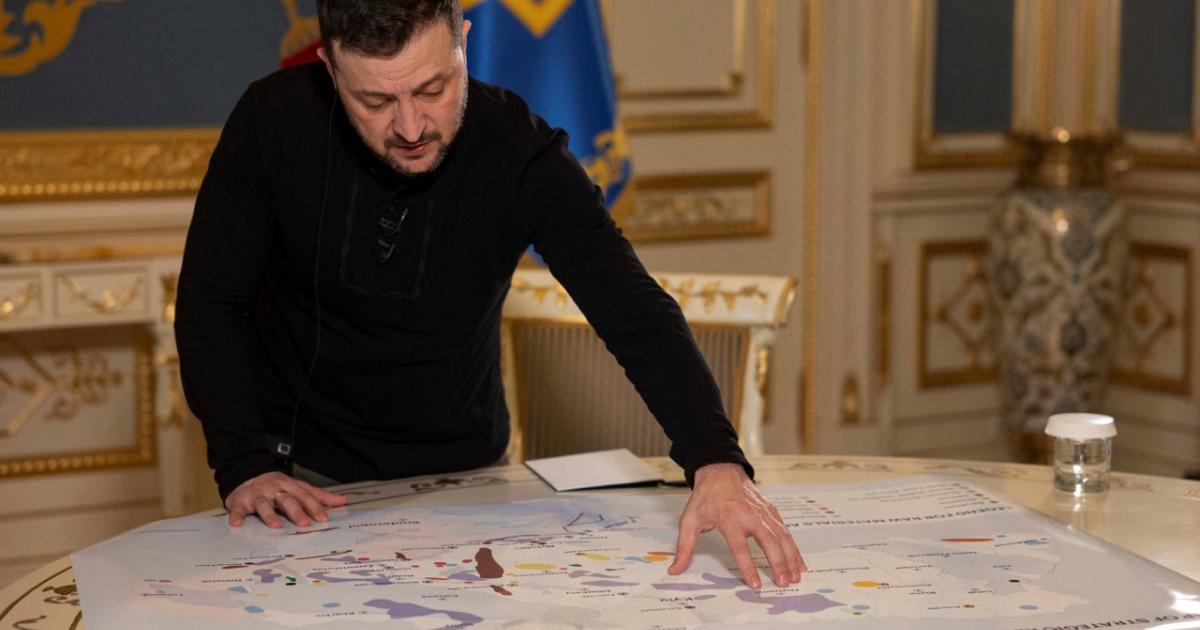 El presidente ucraniano Volodimir Zelenski señala un mapa con los recursos y los puntos estratégicos de Ucrania