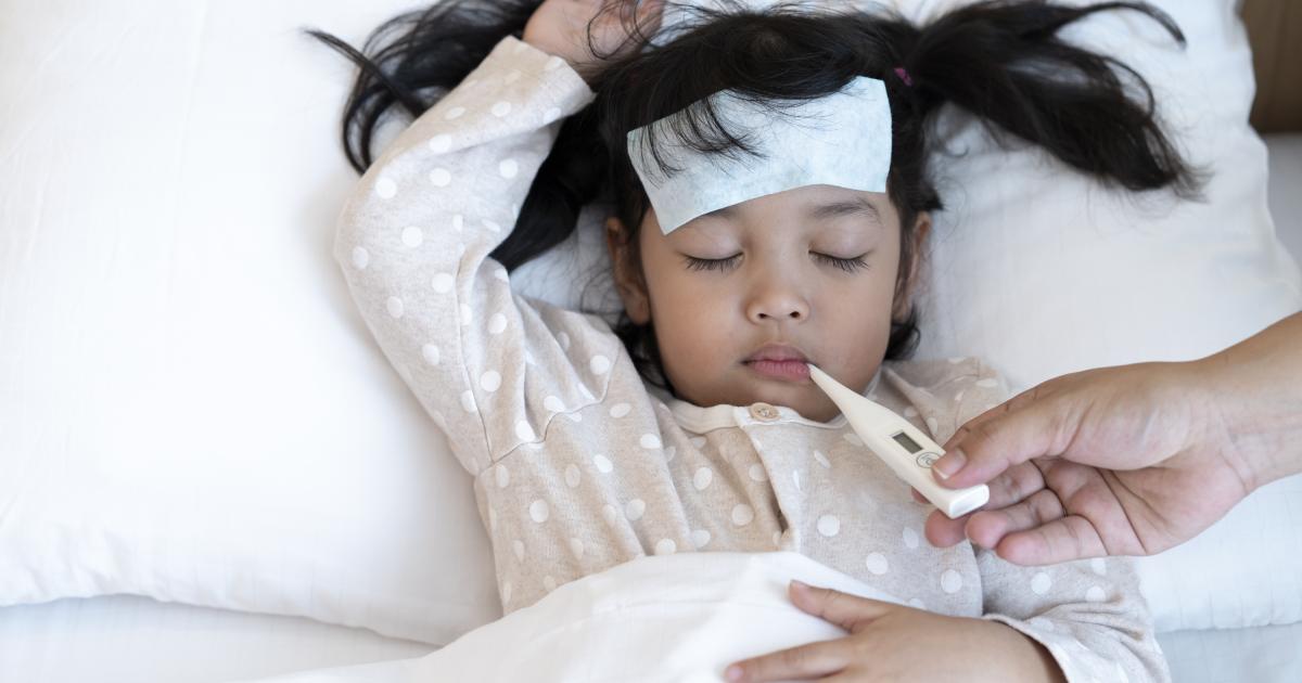 Una niña con fiebre.