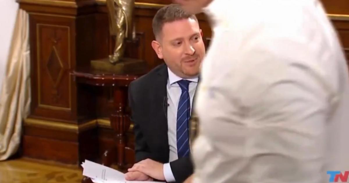 Momento en el que una persona para la entrevista de Milei en 'TN' para evitar que siguiese haciendo declaraciones sobre la publicación de la memecoin $LIBRA en su cuenta de X.