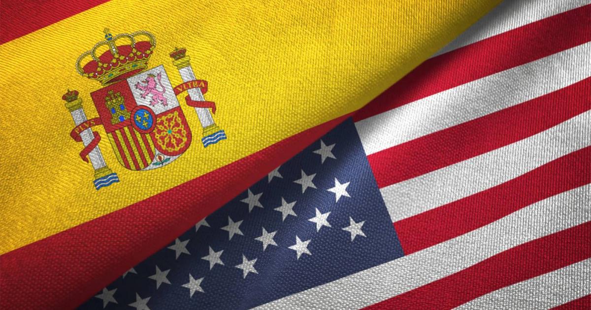 Bandera de España junto a la de EEUU