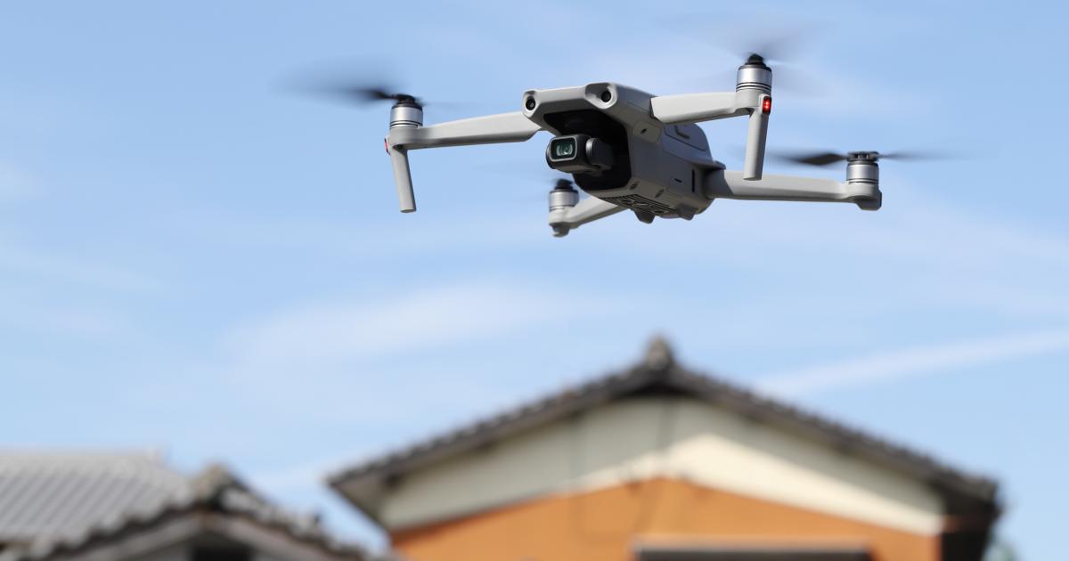 Imagen de archivo de un dron DJI Mavic air2 sobrevolando una vivienda.