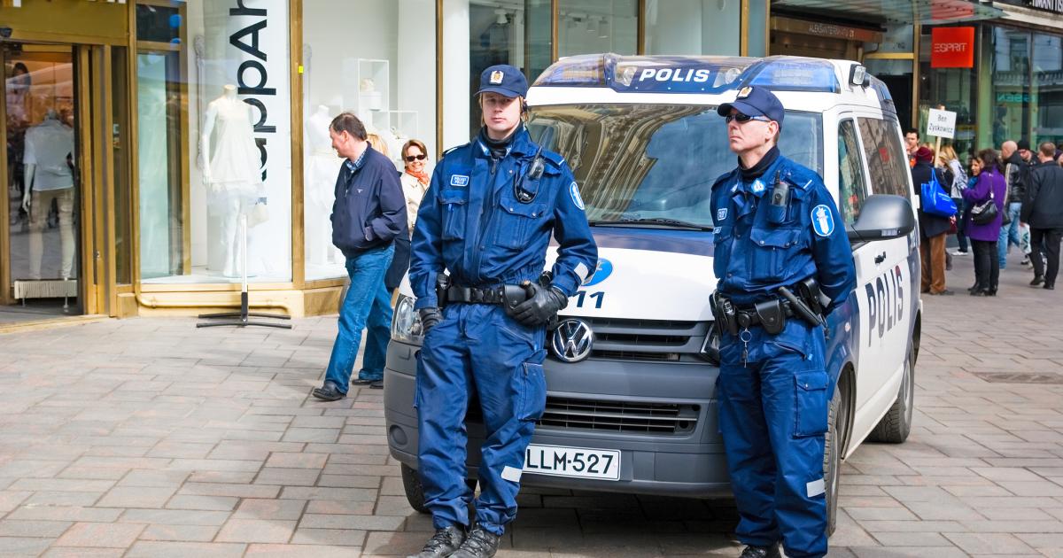 Imagen de archivo de dos agentes de la policía finlandesa en la capital, Helsinki.