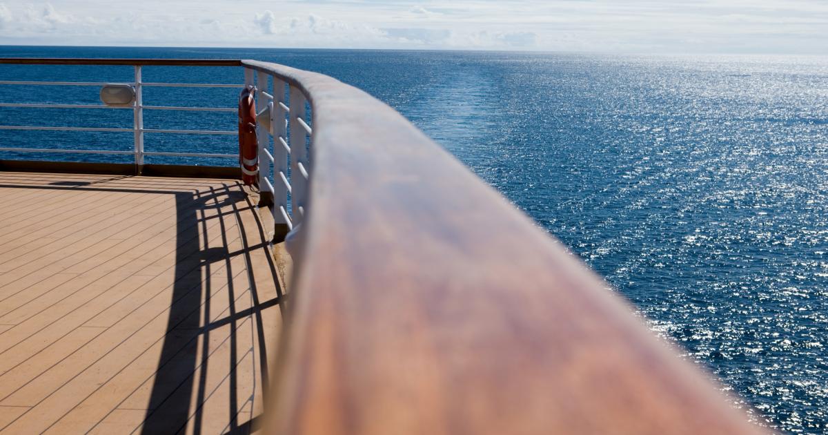 Imagen de archivo de las vistas desde la cubierta de un crucero.