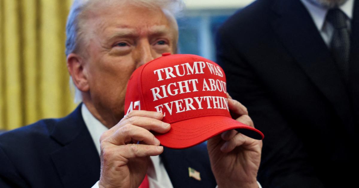 El presidente estadounidense Donald Trump, tras firmar una orden ejecutiva en el Despacho Oval de la Casa Blanca.