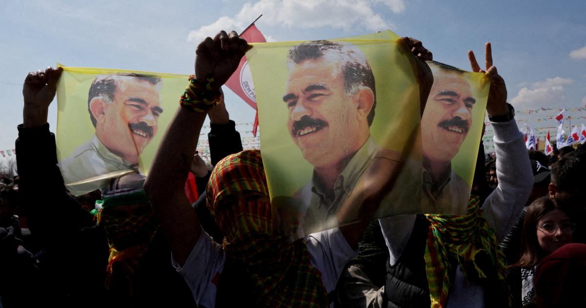 Imagen de archivo de partidarios del partido prokurdo DEM, reclamando la libertad del fundador y líder de la guerrilla kurda del PKK, Abdullah Ocalan, en Estambul (Turquía).