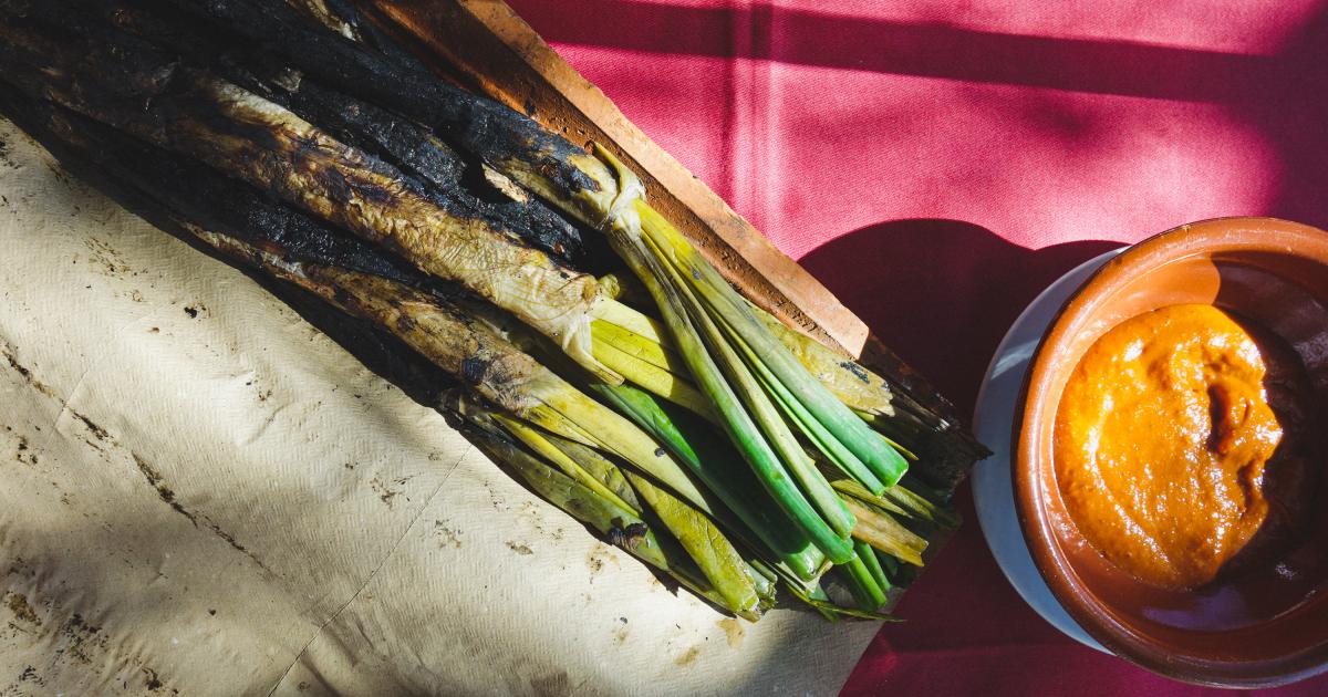 Unos 'calçots' a la brasa con su salsa romesco.