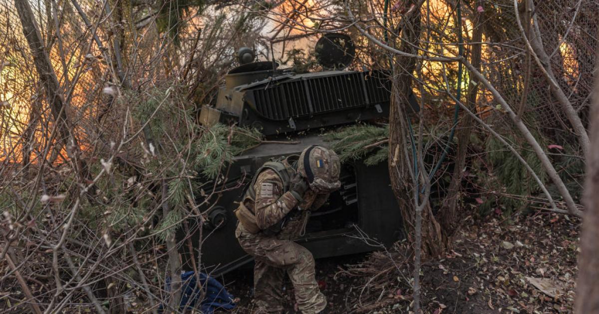 Soldados ucranianos disparan artillería de la era soviética en Pokrovsk