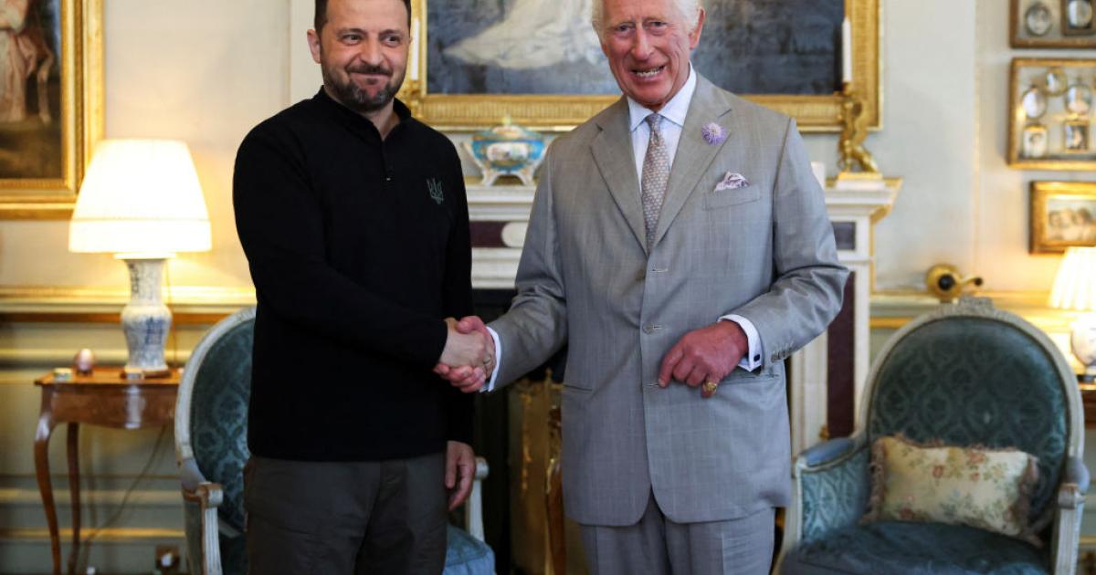 El rey Carlos III del Reino Unido junto al presidente ucraniano Volodímir Zelenski.
