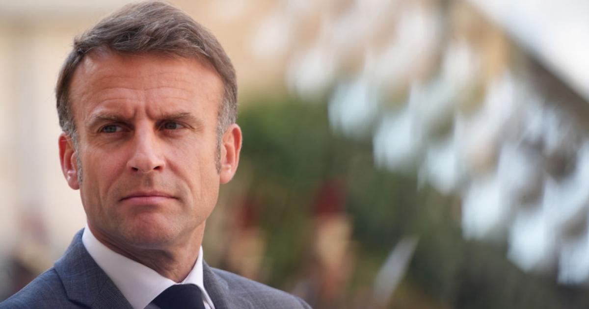 Emmanuel Macron, con gesto pensativo en el Elíseo