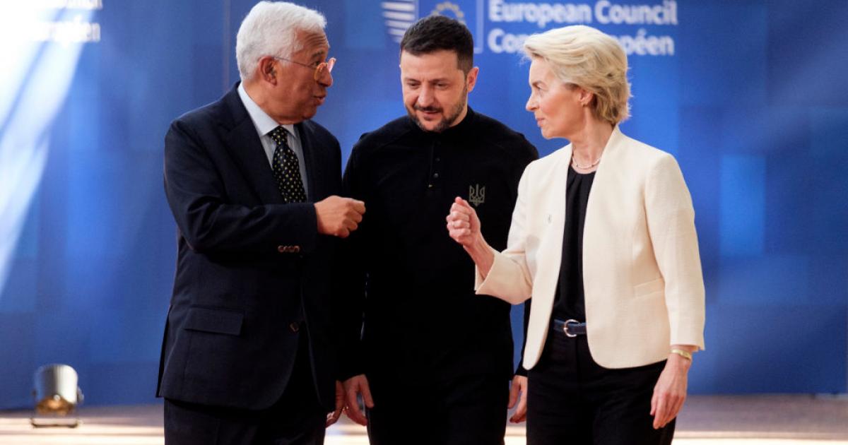 António Costa y Ursula von der Leyen arropan a Volodimir Zelenski en la previa del Consejo Europeo