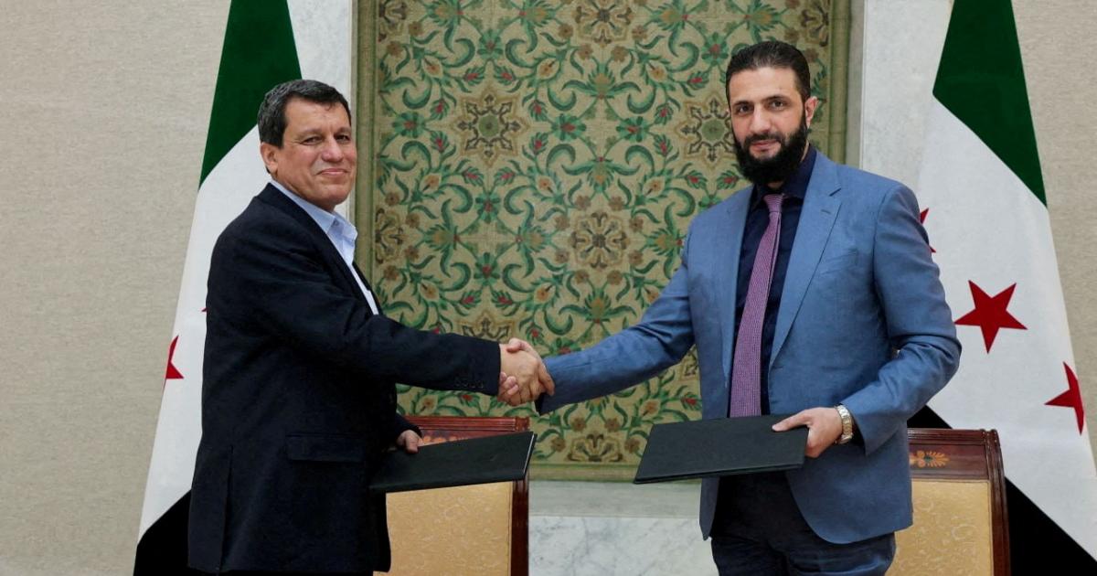 El presidente sirio, Ahmed al-Sharaa, y el comandante de las fuerzas kurdosirias, Mazloum Abdi, tras la firma del histórico acuerdo de integración en el nuevo Estado sirio.