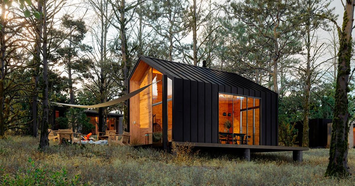 Una casa prefabricada en un bosque