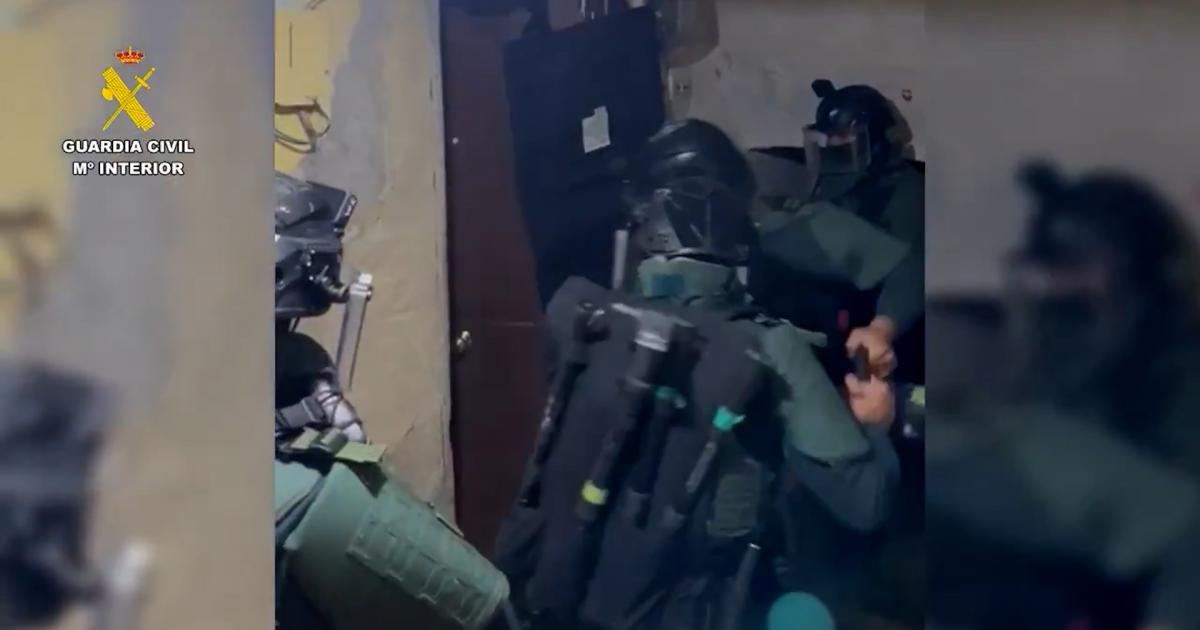 Momento en el que los agentes de la Guardia Civil irrumpen en uno de los inmuebles registrados en el marco de la 'operación Legumbre'.