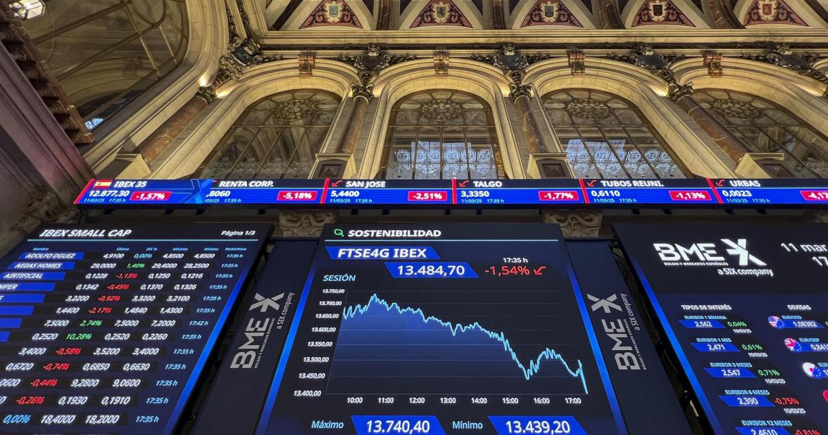 Paneles del IBEX, en el Palacio de la Bolsa de Madrid, este 11 de marzo de 2025