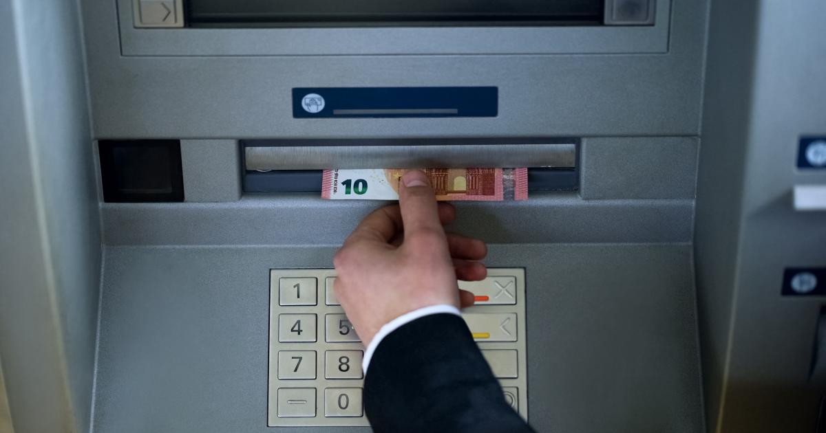 Imagen de archivo de una persona retirando dinero en metálico de un cajero automático.