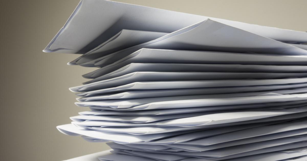 Cartas amontonadas, en una imagen de archivo