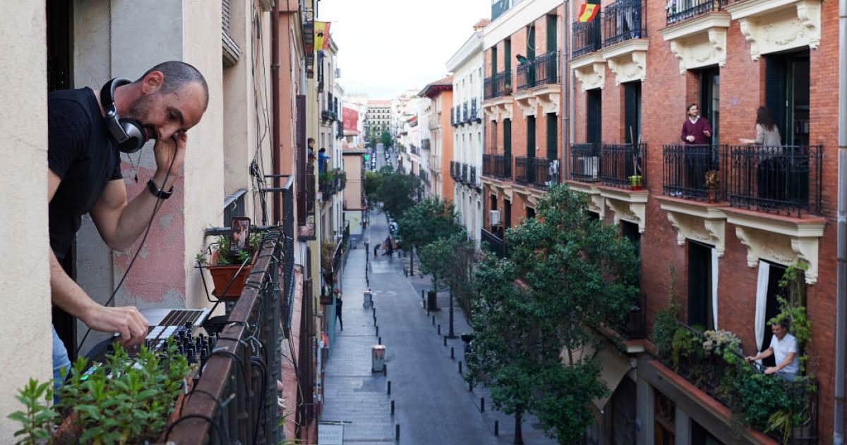 El DJ ChechuIbiza pinchando en un balcón durante la cuarentena el 18 de abril de 2020 en Madrid.