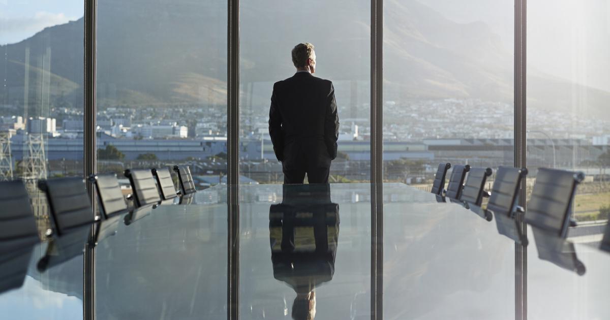 Imagen de una persona en un lujoso despacho.