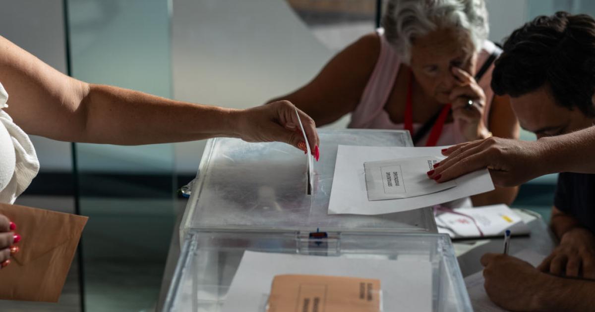 Imagen de archivo de una persona votando en las elecciones generales del 23-J, en Benidorm (Comunidad Valenciana).