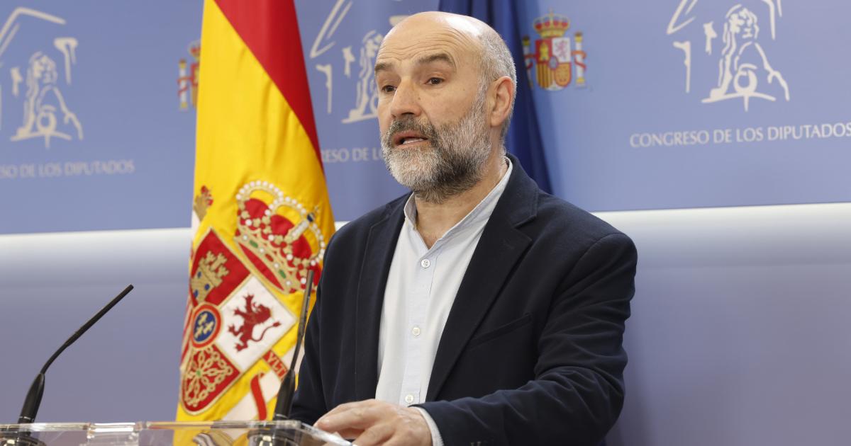 El diputado del BNG, Néstor Rego, durante la rueda de prensa que ha ofrecido este martes en el Congreso.