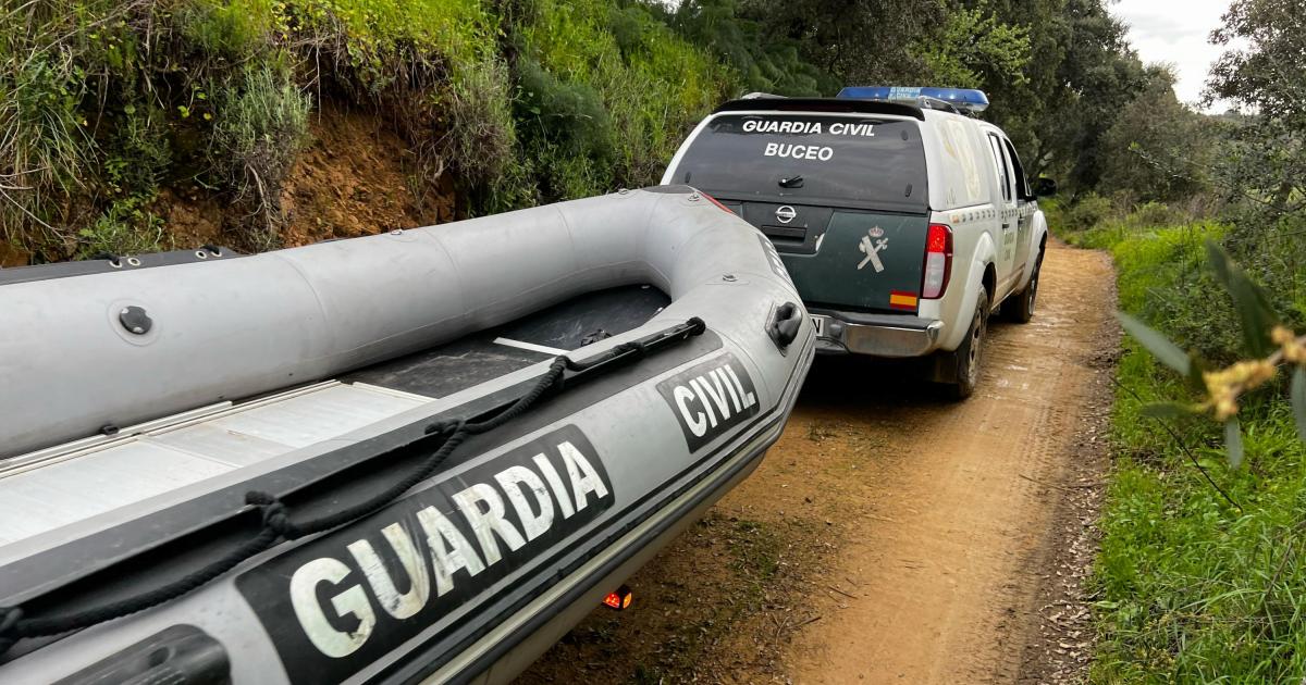 El cuerpo encontrado en la zona de Constantina (Sevilla) donde se busca a un matrimonio arrastrado por el agua de un arroyo es el de una mujer, según han informado este martes a EFE fuentes de la investigación. El cadáver se encuentra a la espera de su levantamiento por el juez de guardia, y a la espera de la identificación se trata de la mujer del matrimonio, mientras que se sigue buscando a su marido, tras ser ambos arrastrados por la corriente del arroyo Guadalbácar de esta localidad de la Sierra Morena de Sevilla.