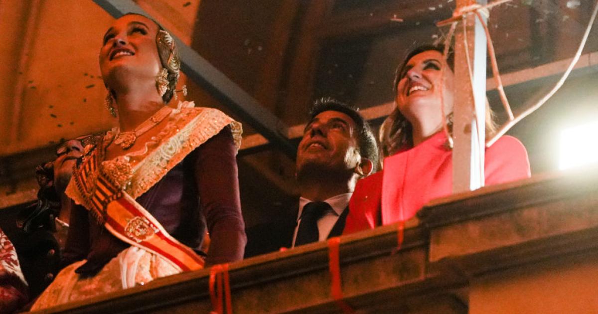 Carlos Mazón, en balcón del Ayuntamiento de València, para asistir a la Nit de la Cremà.