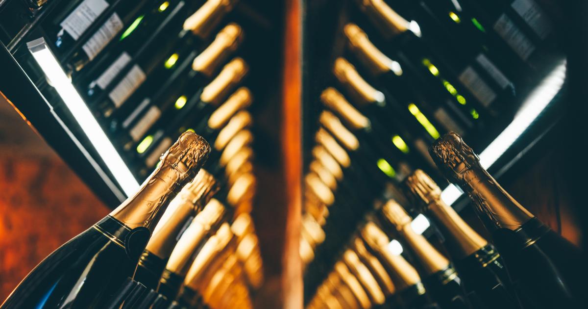 Imagen de archivo de botellas de cava.