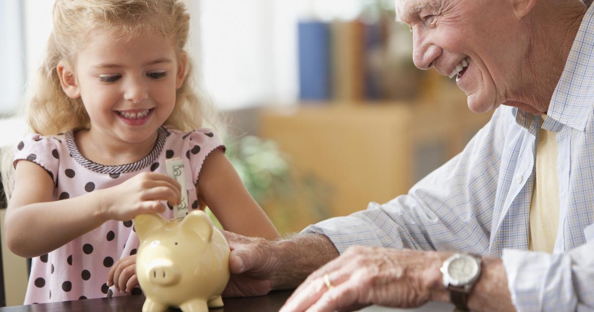 Imagen de una persona mayor, junto a una niña.