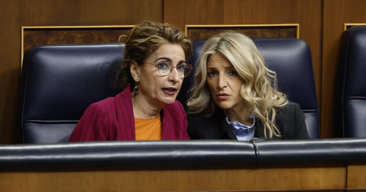 Las vicepresidentas primera y ministra de Hacienda, María Jesús Montero (i) y segunda y titular de Trabajo, Yolanda Díaz, durante el pleno del Congreso que se celebra este jueves.