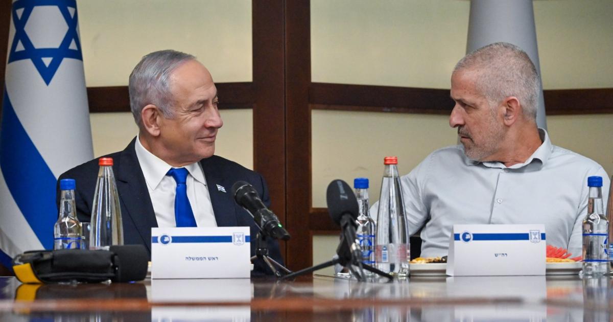 El Primer Ministro de Israel, Benjamin Netanyahu, conversa con el ex jefe del Shin Bet, Ronen Bar, en una imagen de archivo.