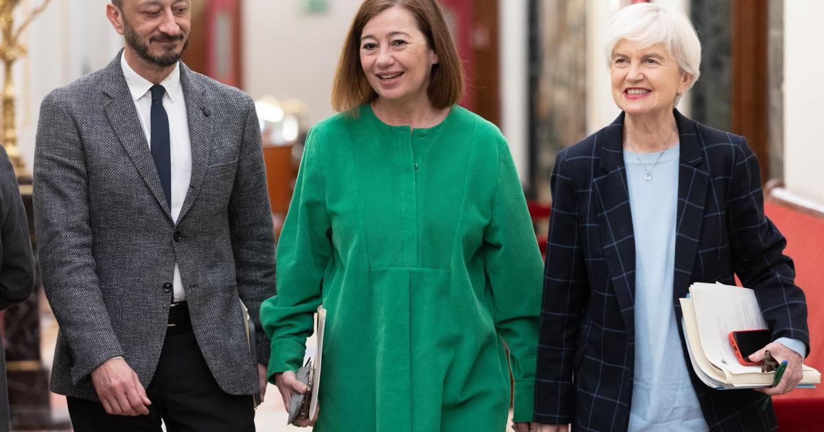 El vicepresidente primero de la Mesa del Congreso, Alfonso Rodríguez Gómez de Celis; la presidenta del Congreso, Francina Armengol y la secretaria segunda de la Mesa del Congreso, Isaura Leal