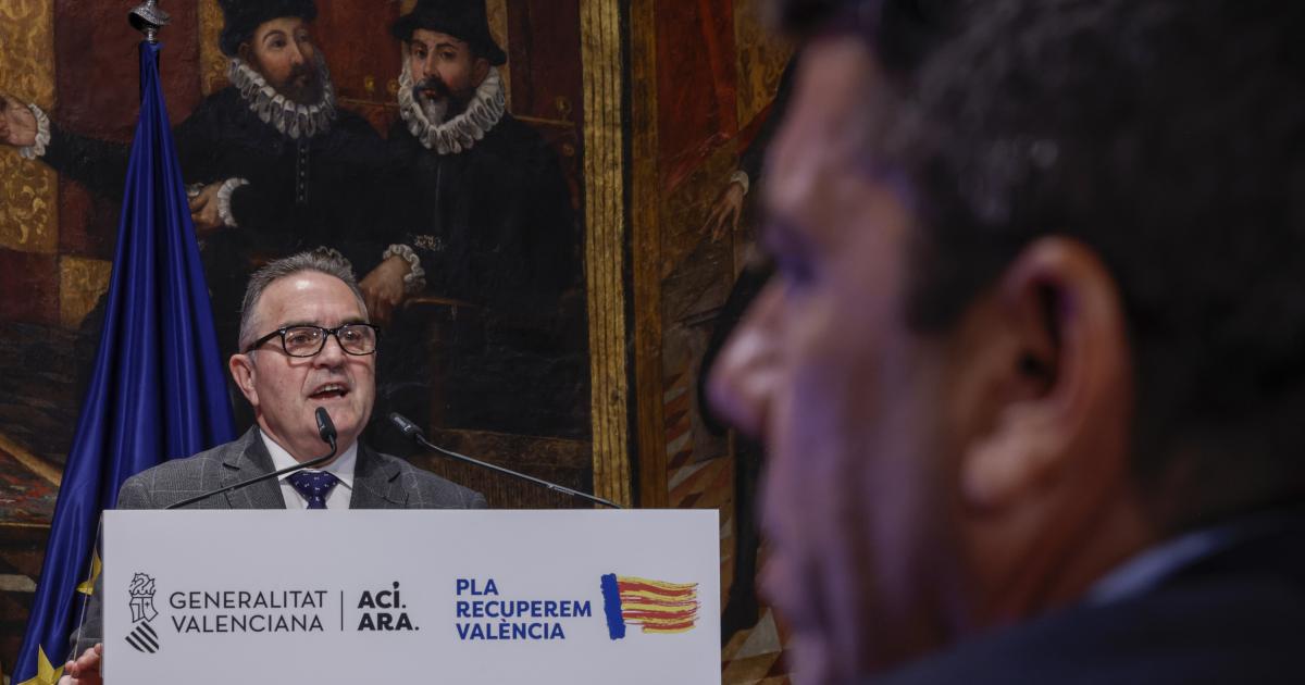 El vicepresidente segundo y conseller para la Recuperación Económica y Social de la Comunitat Valenciana, Francisco José Gan Pampols, interviene en presencia del president de la Generalitat, Carlos Mazón (d), durante el acto de presentación del Informe de Diagnóstico del Plan de Recuperación Económica y Social de la Comunitat Valenciana tras la dana del pasado 29 de octubre, después de la aprobación este jueves del proyecto de ley de Presupuestos de la Generalitat para 2025, que recoge una partida exclusiva para atender la reconstrucción.