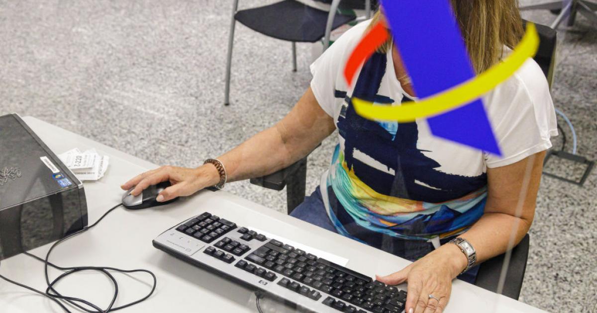 Una trabajadora de Hacienda en la campaña de la Renta 2022.