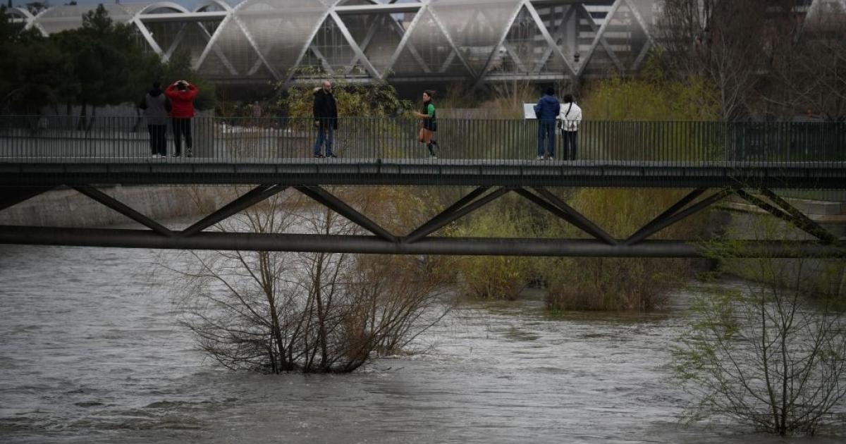 Uno de los puentes que cruzan sobre el río Manzanares en la zona de Madrid Rio