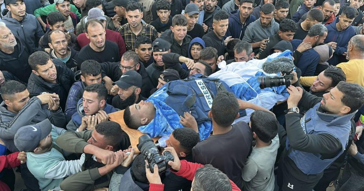 Hossam Shabat, reportero palestino asesinado por Israel en un bombardeo de precisión, durante el funeral.