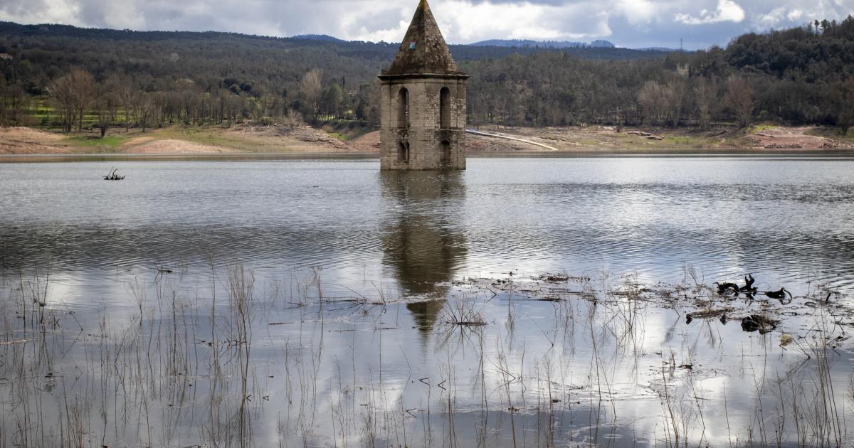 El embalse de Sau, cerca de Barcelona, ​​experimenta una recuperación.