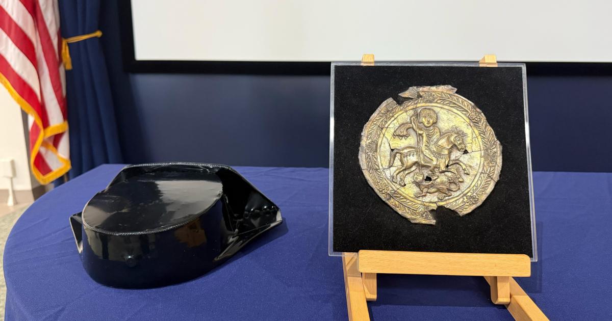 Fotografía del medallón visigodo recuperado y entregado a España, en Nueva York (Estados Unidos). Estados Unidos entregó a España para su repatriación un medallón visigodo fechado entre los siglos V y VII de nuestra era, que llevaba 18 años rastreando en el mercado y que apareció en una galería de Nueva York con un precio de salida en una subasta de unos 210.000 dólares.