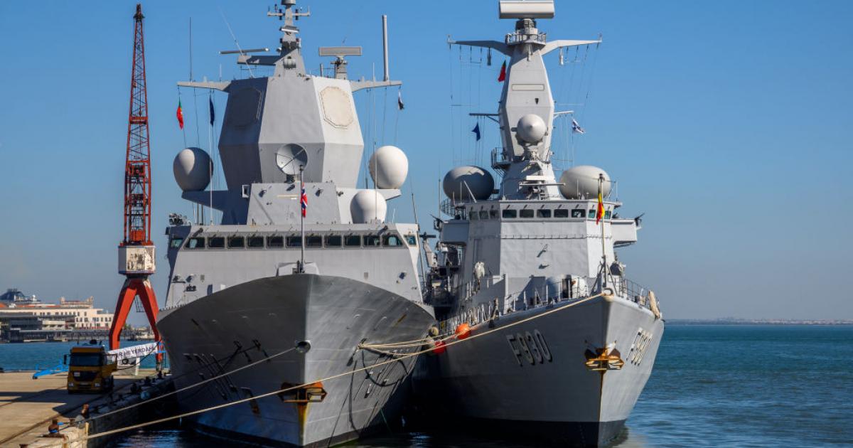 A la izquierda, la fragata de la Armada Real de Noruega HNoMS Thor Heyerdahl (clase Fridtjof Nansen, construida por Navantia); durante una maniobra conjunta de la OTAN, en el puerto de Lisboa (Portugal).