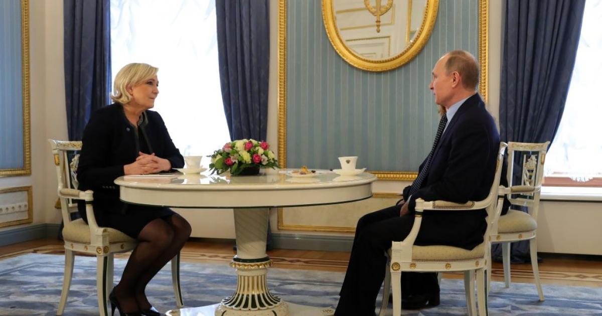 Marine Le Pen, con Vladimir Putin en el Kremlin en una imagen de archivo en 2017