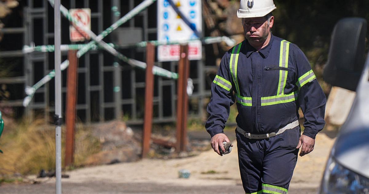 Un minero, con gesto afectado junto a la entrada clausurada de la mina Cerredo tras el accidente