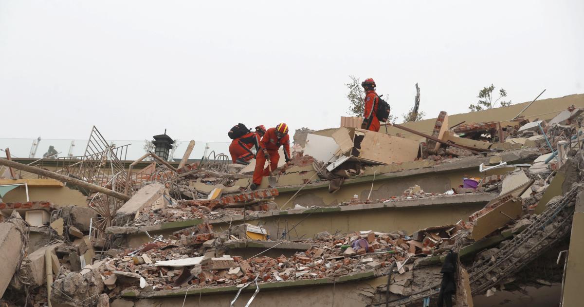 Equipos de emergencias chinos, buscando supervivientes del terremoto en Sky Villa, en la ciudad de Mandalay, Myanmar (antigua Birmania).