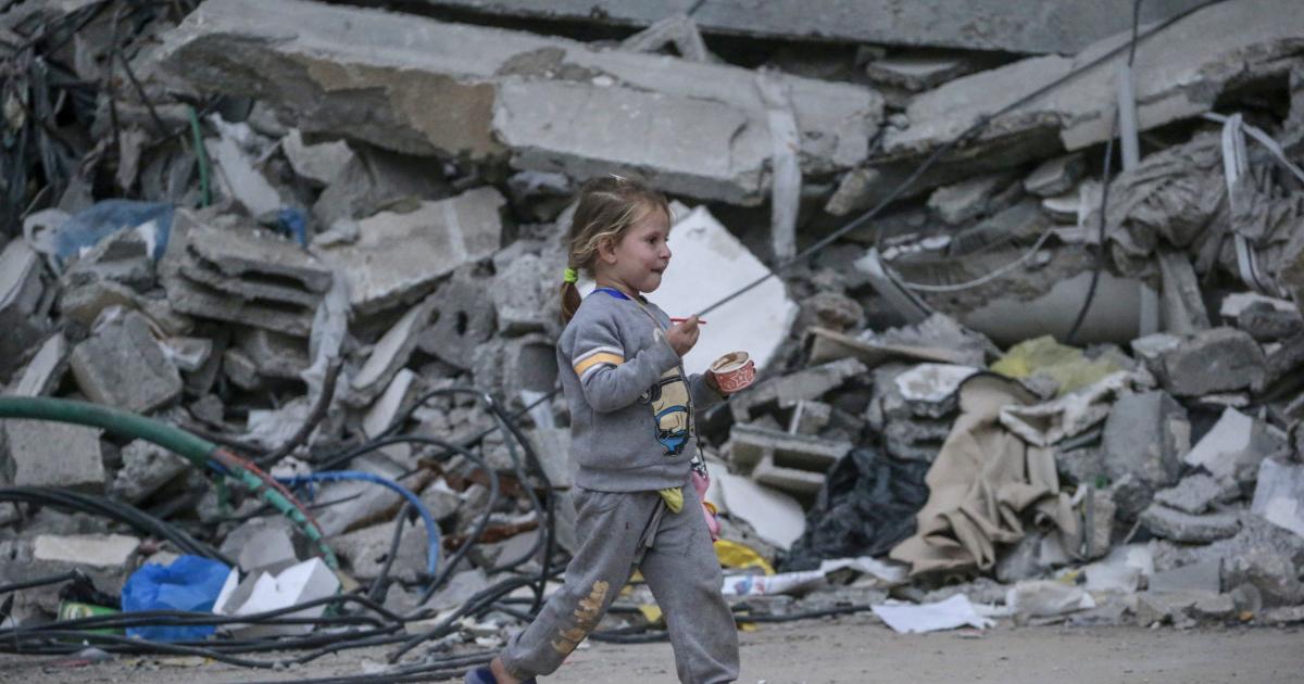Imagen de una niña palestina caminando entre los escombros de Gaza.