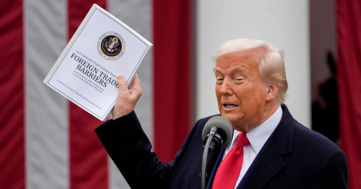 El presidente Donald Trump anunciando nuevos aranceles.