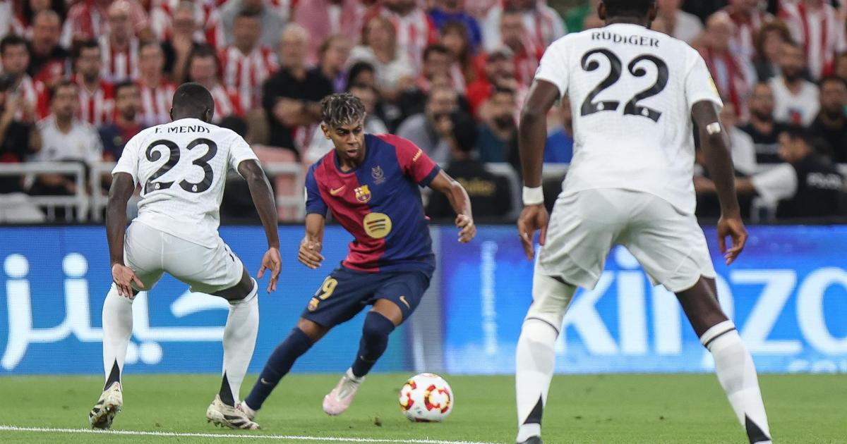 l jugador del FC Barcelona Lamine Yamal durante una acción en la final de la Supercopa de España