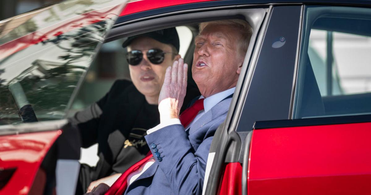 Donald Trump y Elon Musk, juntos en un coche de Tesla, en la Casa Blanca.