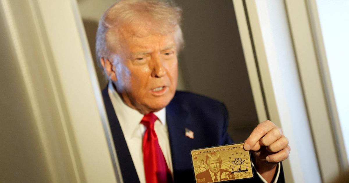 Trump, presentando la 'visa de oro' para que migrantes millonarios puedan adquirir la residencia: 'The Trump Card'. Con su efigie.